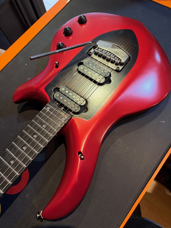 MUSICMAN Majesty 6 String Iced Crimsonの画像